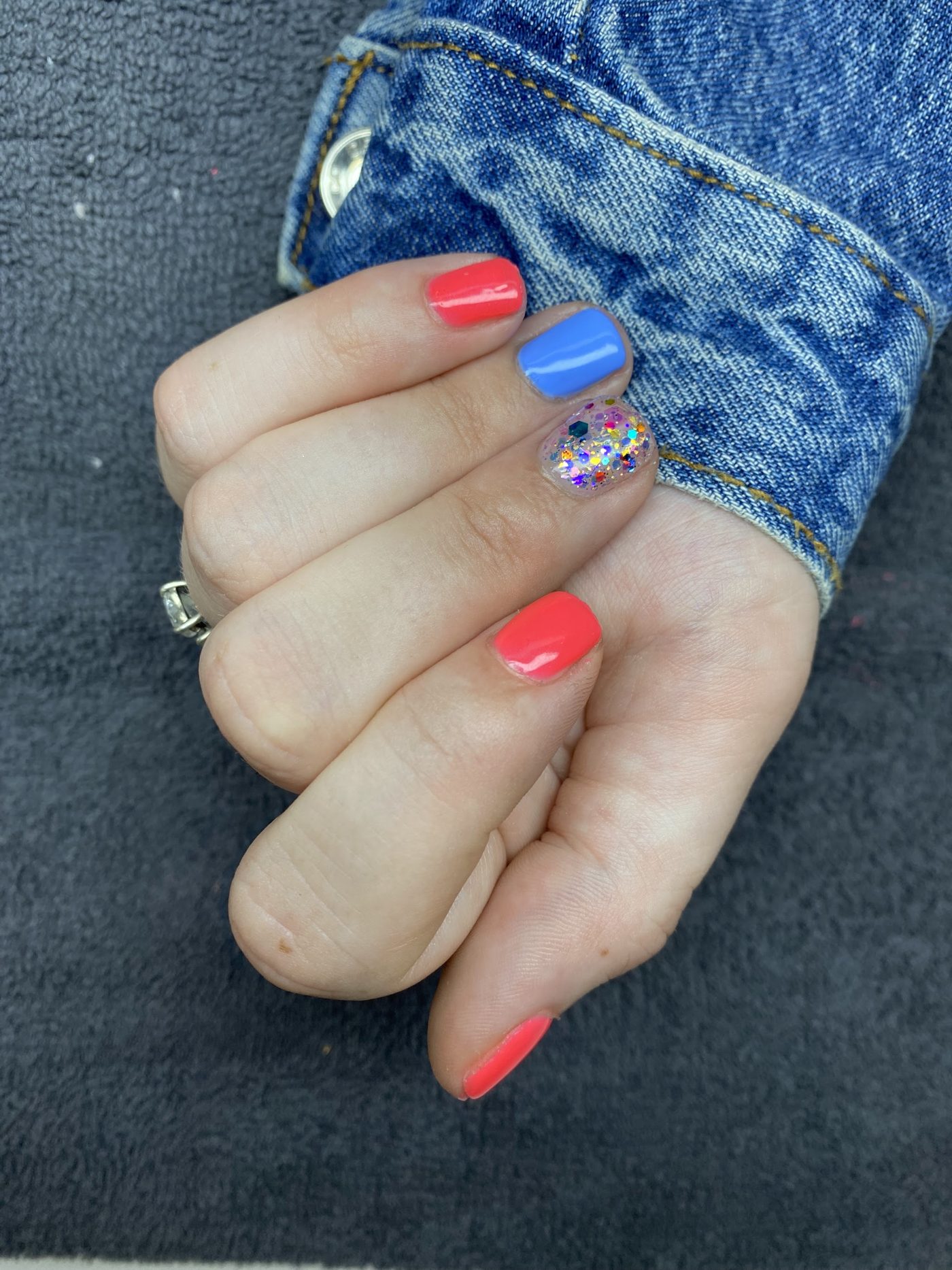Koraal en blauwe gellak met een glitter accentnagel